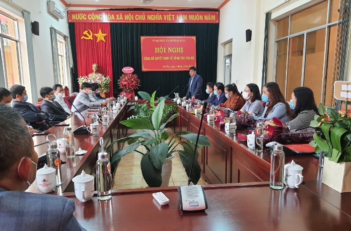 Hoi nghi cong bo quyet dinh cong tac can bo 1